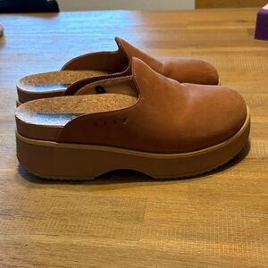 Reef Vista Skye Carmel size 6